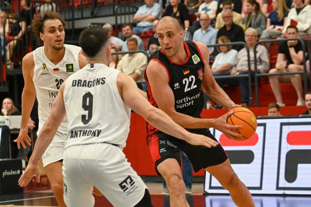 Dennis Heinzmann (Bayer Giants Leverkusen, 22) gegen Linus Ruf (Artland Dragons, 20) und Buzz Anthony (Artland Dragons, 09) Artland Dragons vs. Bayer Giants Leverkusen, 2. Basketball-Bundesliga, Pro A, 34. Spieltag, Saison 2025 2026, 02.05.2026, Artland Dragons vs. Bayer Giants Leverkusen, 2. Basketball-Bundesliga, Pro A, 34. Spieltag, Saison 2025 2026, 02.05.2026 Quakenbrueck Copyright: xEibner-Pressefoto RobertxGertzenx EP_RGN