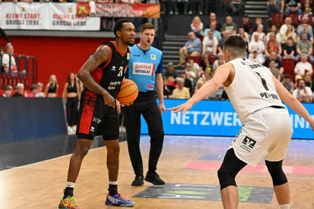 John Williams jr. (Bayer Giants Leverkusen, 21) gegen Nate Patrone (Artland Dragons, 01) Artland Dragons vs. Bayer Giants Leverkusen, 2. Basketball-Bundesliga, Pro A, 34. Spieltag, Saison 2025 2026, 02.05.2026, Artland Dragons vs. Bayer Giants Leverkusen, 2. Basketball-Bundesliga, Pro A, 34. Spieltag, Saison 2025 2026, 02.05.2026 Quakenbrueck Copyright: xEibner-Pressefoto RobertxGertzenx EP_RGN