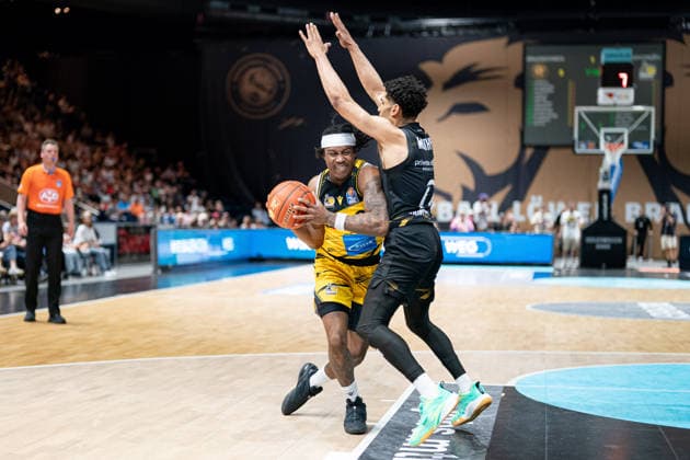 Stef Smith (Nr. 3 MHP Riesen Ludwigsburg) gegen Adrian Worthy (Nr. 0 Basketball Loewen Braunschweig) GER, Basketball Loewen Braunschweig gegen MHP Riesen Ludwigsburg, Basketball, easyCredit BBL, Woche 32, Spielzeit 2025 26, 02.05.2026 GER, Basketball Loewen Braunschweig gegen MHP Riesen Ludwigsburg, Basketball, easyCredit BBL, Woche 32, Spielzeit 2025 26, 02.05.2026 Braunschweig Copyright: xEibner-Pressefoto DanielxREINELTx EP_DRT