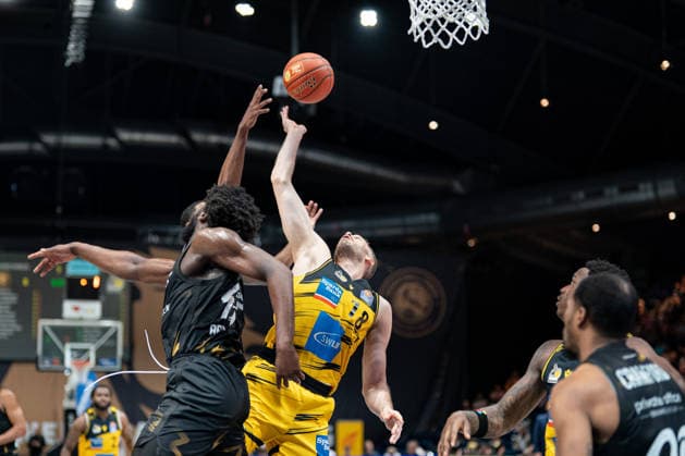 Jonas Wohlfarth-Bottermann (Nr. 18 MHP Riesen Ludwigsburg) gegen Oluwasimisola Shittu (Nr. 45 Basketball Loewen Braunschweig) GER, Basketball Loewen Braunschweig gegen MHP Riesen Ludwigsburg, Basketball, easyCredit BBL, Woche 32, Spielzeit 2025 26, 02.05.2026 GER, Basketball Loewen Braunschweig gegen MHP Riesen Ludwigsburg, Basketball, easyCredit BBL, Woche 32, Spielzeit 2025 26, 02.05.2026 Braunschweig Copyright: xEibner-Pressefoto DanielxREINELTx EP_DRT