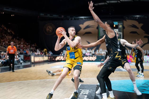 Jonas Wohlfarth-Bottermann (Nr. 18 MHP Riesen Ludwigsburg) gegen David NGuessan (Nr. 1 Basketball Loewen Braunschweig) GER, Basketball Loewen Braunschweig gegen MHP Riesen Ludwigsburg, Basketball, easyCredit BBL, Woche 32, Spielzeit 2025 26, 02.05.2026 GER, Basketball Loewen Braunschweig gegen MHP Riesen Ludwigsburg, Basketball, easyCredit BBL, Woche 32, Spielzeit 2025 26, 02.05.2026 Braunschweig Copyright: xEibner-Pressefoto DanielxREINELTx EP_DRT