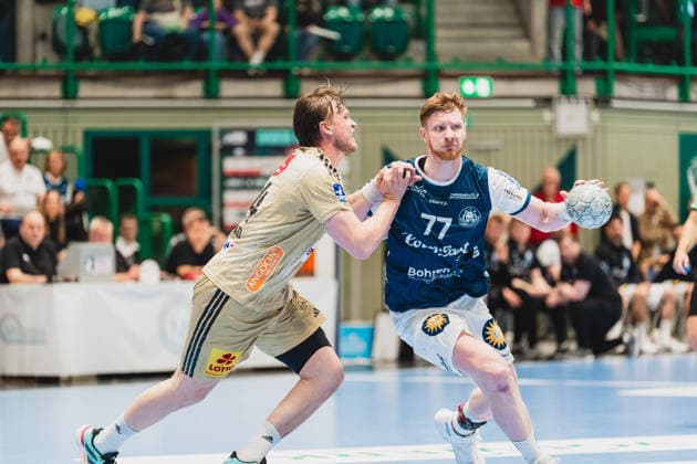 Thomas Alfred Solstad (TSV Hannover-Burgdorf, 44) im Zweikampf mit Johannes Wasielewski (Bergischer HC, 77) Bergischer HC vs. TSV Hannover-Burgdorf, Handball, Daikin 1.HBL, 30.Spieltag, Saison 2025 26, 02.04.2026, Bergischer HC vs. TSV Hannover-Burgdorf, Handball, Daikin 1.HBL, 30.Spieltag, Saison 2025 26, 02.04.2026 Wuppertal Copyright: xEibner-Pressefoto LukasxBaldygax EP_LBA