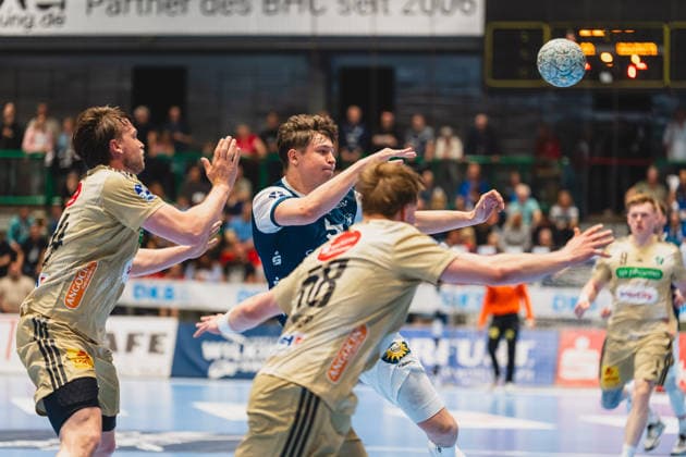 Thomas Alfred Solstad (TSV Hannover-Burgdorf, 44) kommt zu spaet um den Pass von Soeren Steinhaus (Bergischer HC, 53) zu verhindern Bergischer HC vs. TSV Hannover-Burgdorf, Handball, Daikin 1.HBL, 30.Spieltag, Saison 2025 26, 02.04.2026, Bergischer HC vs. TSV Hannover-Burgdorf, Handball, Daikin 1.HBL, 30.Spieltag, Saison 2025 26, 02.04.2026 Wuppertal Copyright: xEibner-Pressefoto LukasxBaldygax EP_LBA