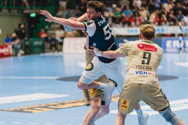Soeren Steinhaus (Bergischer HC, 53) kaempft sich durch, Vilhelm Poulsen (TSV Hannover-Burgdorf, 09) Bergischer HC vs. TSV Hannover-Burgdorf, Handball, Daikin 1.HBL, 30.Spieltag, Saison 2025 26, 02.04.2026, Bergischer HC vs. TSV Hannover-Burgdorf, Handball, Daikin 1.HBL, 30.Spieltag, Saison 2025 26, 02.04.2026 Wuppertal Copyright: xEibner-Pressefoto LukasxBaldygax EP_LBA
