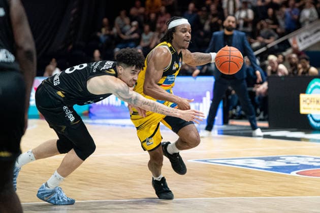 Stef Smith (Nr. 3 MHP Riesen Ludwigsburg) gegen Joshua Obiesie (Nr. 8 Basketball Loewen Braunschweig) GER, Basketball Loewen Braunschweig gegen MHP Riesen Ludwigsburg, Basketball, easyCredit BBL, Woche 32, Spielzeit 2025 26, 02.05.2026 GER, Basketball Loewen Braunschweig gegen MHP Riesen Ludwigsburg, Basketball, easyCredit BBL, Woche 32, Spielzeit 2025 26, 02.05.2026 Braunschweig Copyright: xEibner-Pressefoto DanielxREINELTx EP_DRT