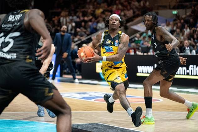 Stef Smith (Nr. 3 MHP Riesen Ludwigsburg) gegen Jushua Hawley (Nr. 3 Basketball Loewen Braunschweig) uned Oluwasimisola Shittu (Nr. 45 Basketball Loewen Braunschweig) GER, Basketball Loewen Braunschweig gegen MHP Riesen Ludwigsburg, Basketball, easyCredit BBL, Woche 32, Spielzeit 2025 26, 02.05.2026 GER, Basketball Loewen Braunschweig gegen MHP Riesen Ludwigsburg, Basketball, easyCredit BBL, Woche 32, Spielzeit 2025 26, 02.05.2026 Braunschweig Copyright: xEibner-Pressefoto DanielxREINELTx EP_DRT
