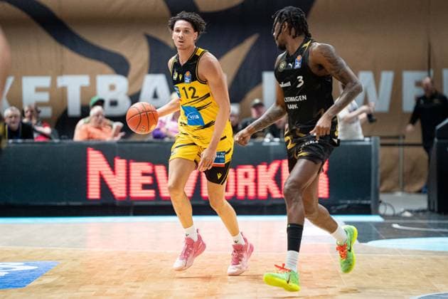 Lenny Anigbata (Nr. 12 MHP Riesen Ludwigsburg) gegen Jushua Hawley (Nr. 3 Basketball Loewen Braunschweig) GER, Basketball Loewen Braunschweig gegen MHP Riesen Ludwigsburg, Basketball, easyCredit BBL, Woche 32, Spielzeit 2025 26, 02.05.2026 GER, Basketball Loewen Braunschweig gegen MHP Riesen Ludwigsburg, Basketball, easyCredit BBL, Woche 32, Spielzeit 2025 26, 02.05.2026 Braunschweig Copyright: xEibner-Pressefoto DanielxREINELTx EP_DRT