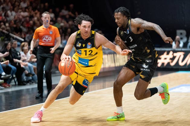 Lenny Anigbata (Nr. 12 MHP Riesen Ludwigsburg) gegen Jushua Hawley (Nr. 3 Basketball Loewen Braunschweig) GER, Basketball Loewen Braunschweig gegen MHP Riesen Ludwigsburg, Basketball, easyCredit BBL, Woche 32, Spielzeit 2025 26, 02.05.2026 GER, Basketball Loewen Braunschweig gegen MHP Riesen Ludwigsburg, Basketball, easyCredit BBL, Woche 32, Spielzeit 2025 26, 02.05.2026 Braunschweig Copyright: xEibner-Pressefoto DanielxREINELTx EP_DRT