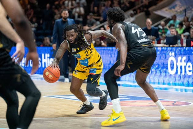 Tray Buchanan (Nr. 2 MHP Riesen Ludwigsburg) gegen Oluwasimisola Shittu (Nr. 45 Basketball Loewen Braunschweig) GER, Basketball Loewen Braunschweig gegen MHP Riesen Ludwigsburg, Basketball, easyCredit BBL, Woche 32, Spielzeit 2025 26, 02.05.2026 GER, Basketball Loewen Braunschweig gegen MHP Riesen Ludwigsburg, Basketball, easyCredit BBL, Woche 32, Spielzeit 2025 26, 02.05.2026 Braunschweig Copyright: xEibner-Pressefoto DanielxREINELTx EP_DRT