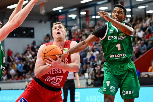 Till Gloger, Julian Larry 2.Bundesliga Pro A, 34. Spieltag, 46ers, Basketball, Basketball Saison 2025 2026, BBL, Deutschland, Giessen 46ers EPG Baskets Koblenz, Giessen in rot,Koblenz in grün, Herren, Männer