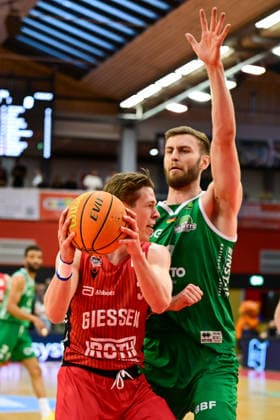 Aiden Warnholtz, Marko Bacak 2.Bundesliga Pro A, 34. Spieltag, 46ers, Basketball, Basketball Saison 2025 2026, BBL, Deutschland, Giessen 46ers EPG Baskets Koblenz, Giessen in rot,Koblenz in grün, Herren, Männer