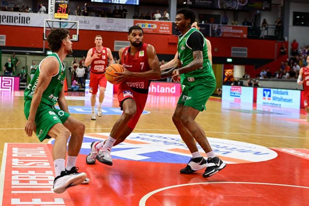 Aleksa Kovacevic, Kyle Castlin, Decorian Jeffries 2.Bundesliga Pro A, 34. Spieltag, 46ers, Basketball, Basketball Saison 2025 2026, BBL, Deutschland, Giessen 46ers EPG Baskets Koblenz, Giessen in rot,Koblenz in grün, Herren, Männer
