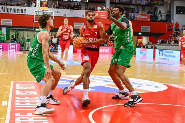 Aleksa Kovacevic, Kyle Castlin, Decorian Jeffries 2.Bundesliga Pro A, 34. Spieltag, 46ers, Basketball, Basketball Saison 2025 2026, BBL, Deutschland, Giessen 46ers EPG Baskets Koblenz, Giessen in rot,Koblenz in grün, Herren, Männer