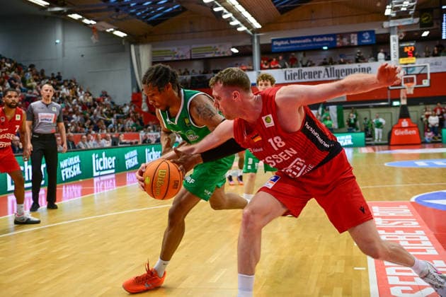 Devonte McCall, Till Gloger 2.Bundesliga Pro A, 34. Spieltag, 46ers, Basketball, Basketball Saison 2025 2026, BBL, Deutschland, Giessen 46ers EPG Baskets Koblenz, Giessen in rot,Koblenz in grün, Herren, Männer