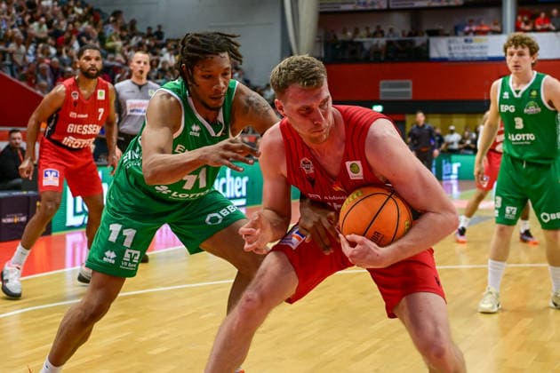 Devonte McCall, Till Gloger 2.Bundesliga Pro A, 34. Spieltag, 46ers, Basketball, Basketball Saison 2025 2026, BBL, Deutschland, Giessen 46ers EPG Baskets Koblenz, Giessen in rot,Koblenz in grün, Herren, Männer