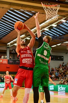 Viktor Kovacevic, Jonas Niedermanner 2.Bundesliga Pro A, 34. Spieltag, 46ers, Basketball, Basketball Saison 2025 2026, BBL, Deutschland, Giessen 46ers EPG Baskets Koblenz, Giessen in rot,Koblenz in grün, Herren, Männer