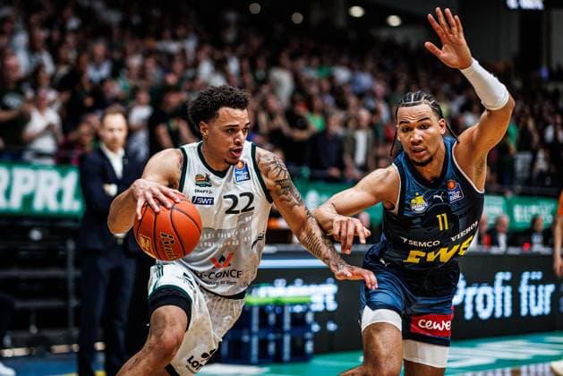 Sport Bilder des Tages Nolan Adekunle (Gladiators Trier) im Zweikampf mit Nicholas Tischler (EWE Baskets Oldenburg), Vet Concept Gladiators Trier vs EWE Baskets Oldenburg, Basketball , Basketball, easyCredit BBL, 32. Spieltag, Saison 2025 2026, 02.05.2026 Vet Concept Gladiators Trier vs EWE Baskets Oldenburg, Basketball , Basketball, easyCredit BBL, 32. Spieltag, Saison 2025 2026, 02.05.2026 Copyright: xEibner-Pressefoto AlexanderxNeisx EP_ANS
