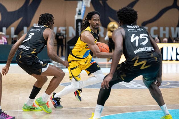 Terrell Harris (Nr. 8 MHP Riesen Ludwigsburg) gegen Jushua Hawley (Nr. 3 Basketball Loewen Braunschweig) und Oluwasimisola Shittu (Nr. 45 Basketball Loewen Braunschweig) GER, Basketball Loewen Braunschweig gegen MHP Riesen Ludwigsburg, Basketball, easyCredit BBL, Woche 32, Spielzeit 2025 26, 02.05.2026 GER, Basketball Loewen Braunschweig gegen MHP Riesen Ludwigsburg, Basketball, easyCredit BBL, Woche 32, Spielzeit 2025 26, 02.05.2026 Braunschweig Copyright: xEibner-Pressefoto DanielxREINELTx EP_DRT