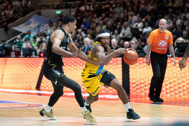 Stef Smith (Nr. 3 MHP Riesen Ludwigsburg) gegen David NGuessan (Nr. 1 Basketball Loewen Braunschweig) GER, Basketball Loewen Braunschweig gegen MHP Riesen Ludwigsburg, Basketball, easyCredit BBL, Woche 32, Spielzeit 2025 26, 02.05.2026 GER, Basketball Loewen Braunschweig gegen MHP Riesen Ludwigsburg, Basketball, easyCredit BBL, Woche 32, Spielzeit 2025 26, 02.05.2026 Braunschweig Copyright: xEibner-Pressefoto DanielxREINELTx EP_DRT