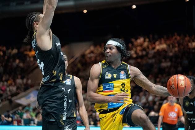 Stef Smith (Nr. 3 MHP Riesen Ludwigsburg) gegen Kaza Kajami-Keane (Nr. 24 Basketball Loewen Braunschweig) GER, Basketball Loewen Braunschweig gegen MHP Riesen Ludwigsburg, Basketball, easyCredit BBL, Woche 32, Spielzeit 2025 26, 02.05.2026 GER, Basketball Loewen Braunschweig gegen MHP Riesen Ludwigsburg, Basketball, easyCredit BBL, Woche 32, Spielzeit 2025 26, 02.05.2026 Braunschweig Copyright: xEibner-Pressefoto DanielxREINELTx EP_DRT
