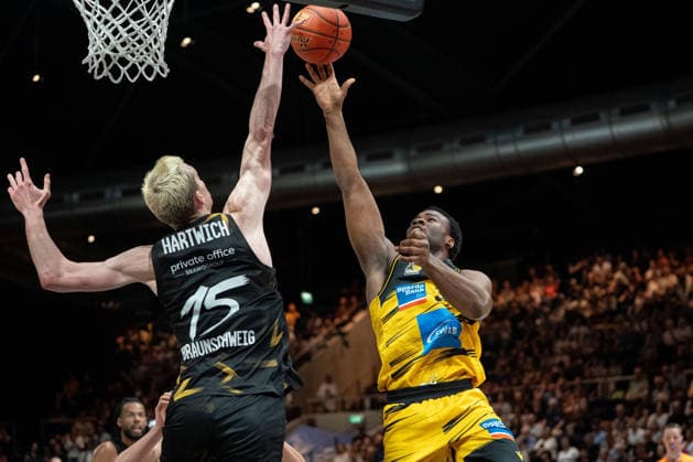 Maxwell Dongmo Temoka (Nr. 39 MHP Riesen Ludwigsburg) gegen Philipp Hartwich (Nr. 15 Basketball Loewen Braunschweig) GER, Basketball Loewen Braunschweig gegen MHP Riesen Ludwigsburg, Basketball, easyCredit BBL, Woche 32, Spielzeit 2025 26, 02.05.2026 GER, Basketball Loewen Braunschweig gegen MHP Riesen Ludwigsburg, Basketball, easyCredit BBL, Woche 32, Spielzeit 2025 26, 02.05.2026 Braunschweig Copyright: xEibner-Pressefoto DanielxREINELTx EP_DRT