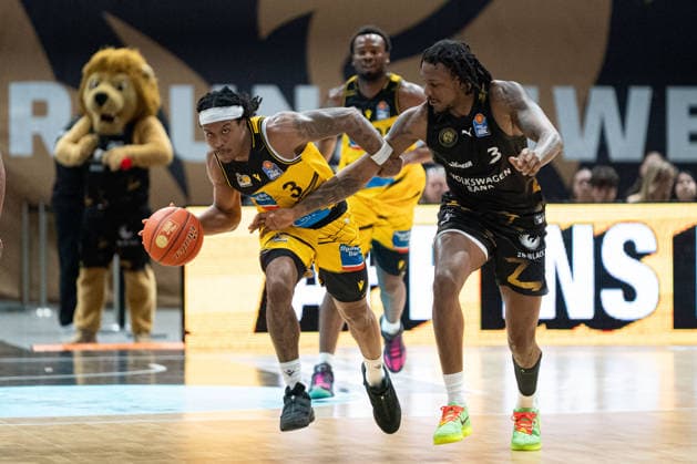 Stef Smith (Nr. 3 MHP Riesen Ludwigsburg) gegen Jushua Hawley (Nr. 3 Basketball Loewen Braunschweig) GER, Basketball Loewen Braunschweig gegen MHP Riesen Ludwigsburg, Basketball, easyCredit BBL, Woche 32, Spielzeit 2025 26, 02.05.2026 GER, Basketball Loewen Braunschweig gegen MHP Riesen Ludwigsburg, Basketball, easyCredit BBL, Woche 32, Spielzeit 2025 26, 02.05.2026 Braunschweig Copyright: xEibner-Pressefoto DanielxREINELTx EP_DRT
