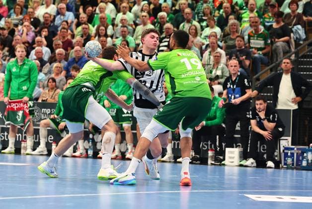 Rasmus Ankermann (THW Kiel, 22) im Zweikampf mit Jona Schoch (HSG Wetzlar, 22, links) und Philipp Ahouansou (HSG Wetzlar, 19) GER, HSG Wetzlar vs THW Kiel, Handball, 1. Bundesliga, 30. Spieltag, Spielzeit 2025 2026, 02.05.2026 GER, HSG Wetzlar vs THW Kiel, Handball, 1. Bundesliga, 30. Spieltag, Spielzeit 2025 2026, 02.05.2026 Wetzlar Copyright: xEibner-Pressefoto RenexWeissx EP_RWS
