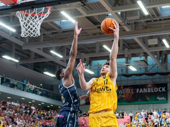Carlos Carter (Eisbaeren Bremerhaven 6), Lukas Milner (Tigers Tuebingen 17), Tigers Tuebingen vs. Eisbaeren Bremerhaven, Basketball, 2. Basketball Bundesliga ProA, Saison 2025 2026, Spieltag 34, 02.05.2026, Tigers Tuebingen vs. Eisbaeren Bremerhaven, Basketball, 2. Basketball Bundesliga ProA, Saison 2025 2026, Spieltag 34, 02.05.2026 Tuebingen Copyright: xEibner-Pressefoto FlorianxSchustx EP_FSU