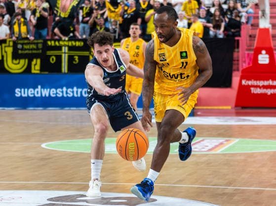 Jacob Biss (Eisbaeren Bremerhaven 3), Jordan Nathaniel Johnson (Tigers Tuebingen 11), Tigers Tuebingen vs. Eisbaeren Bremerhaven, Basketball, 2. Basketball Bundesliga ProA, Saison 2025 2026, Spieltag 34, 02.05.2026, Tigers Tuebingen vs. Eisbaeren Bremerhaven, Basketball, 2. Basketball Bundesliga ProA, Saison 2025 2026, Spieltag 34, 02.05.2026 Tuebingen Copyright: xEibner-Pressefoto FlorianxSchustx EP_FSU