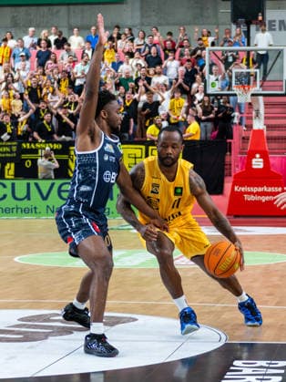 Elijah Miller (Eisbaeren Bremerhaven 0), Jordan Nathaniel Johnson (Tigers Tuebingen 11), Tigers Tuebingen vs. Eisbaeren Bremerhaven, Basketball, 2. Basketball Bundesliga ProA, Saison 2025 2026, Spieltag 34, 02.05.2026, Tigers Tuebingen vs. Eisbaeren Bremerhaven, Basketball, 2. Basketball Bundesliga ProA, Saison 2025 2026, Spieltag 34, 02.05.2026 Tuebingen Copyright: xEibner-Pressefoto FlorianxSchustx EP_FSU