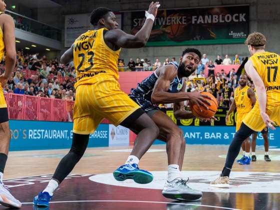 Melkisedek Moreaux (Tigers Tuebingen 23), Carlos Carter (Eisbaeren Bremerhaven 6), Tigers Tuebingen vs. Eisbaeren Bremerhaven, Basketball, 2. Basketball Bundesliga ProA, Saison 2025 2026, Spieltag 34, 02.05.2026, Tigers Tuebingen vs. Eisbaeren Bremerhaven, Basketball, 2. Basketball Bundesliga ProA, Saison 2025 2026, Spieltag 34, 02.05.2026 Tuebingen Copyright: xEibner-Pressefoto FlorianxSchustx EP_FSU