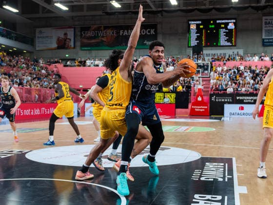 Patrick Emilien (Tigers Tuebingen 15), Jordan Samare (Eisbaeren Bremerhaven 4), Tigers Tuebingen vs. Eisbaeren Bremerhaven, Basketball, 2. Basketball Bundesliga ProA, Saison 2025 2026, Spieltag 34, 02.05.2026, Tigers Tuebingen vs. Eisbaeren Bremerhaven, Basketball, 2. Basketball Bundesliga ProA, Saison 2025 2026, Spieltag 34, 02.05.2026 Tuebingen Copyright: xEibner-Pressefoto FlorianxSchustx EP_FSU