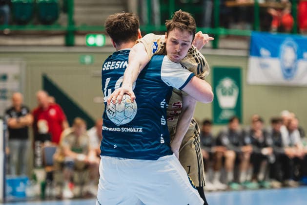 Aron Seesing (Bergischer HC, 49) umgreift Leif Tissier (TSV Hannover-Burgdorf, 07) der durchpustet Bergischer HC vs. TSV Hannover-Burgdorf, Handball, Daikin 1.HBL, 30.Spieltag, Saison 2025 26, 02.04.2026, Bergischer HC vs. TSV Hannover-Burgdorf, Handball, Daikin 1.HBL, 30.Spieltag, Saison 2025 26, 02.04.2026 Wuppertal Copyright: xEibner-Pressefoto LukasxBaldygax EP_LBA