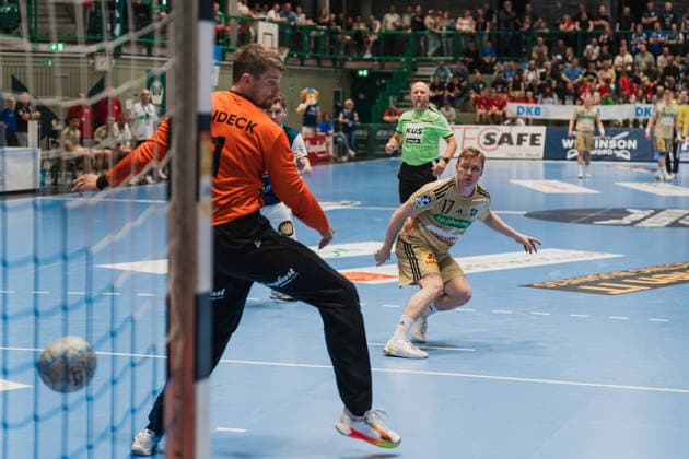 Christopher Rudeck (Bergischer HC, 01) blickt dem Ballwurf von August Pedersen (TSV Hannover-Burgdorf, 17) hinterher, welcher ins Tor geht Bergischer HC vs. TSV Hannover-Burgdorf, Handball, Daikin 1.HBL, 30.Spieltag, Saison 2025 26, 02.04.2026, Bergischer HC vs. TSV Hannover-Burgdorf, Handball, Daikin 1.HBL, 30.Spieltag, Saison 2025 26, 02.04.2026 Wuppertal Copyright: xEibner-Pressefoto LukasxBaldygax EP_LBA