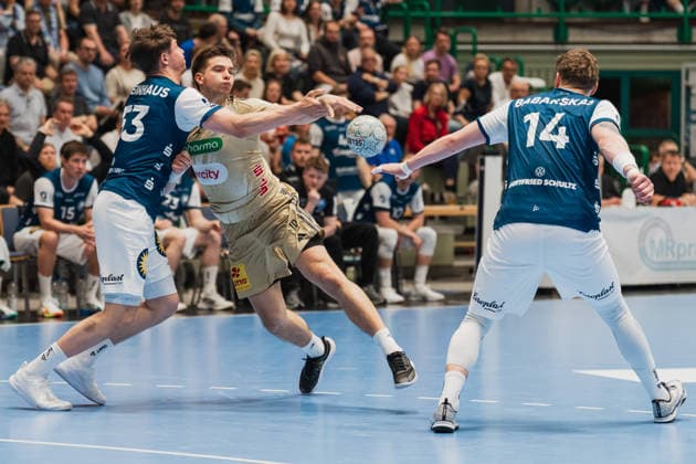 Soeren Steinhaus (Bergischer HC, 53) greift die in Passhand von Renars Uscins (TSV Hannover-Burgdorf, 10) und Gerdas Babarskas (Bergischer HC, 14) versucht den Ball zu fassen Bergischer HC vs. TSV Hannover-Burgdorf, Handball, Daikin 1.HBL, 30.Spieltag, Saison 2025 26, 02.04.2026, Bergischer HC vs. TSV Hannover-Burgdorf, Handball, Daikin 1.HBL, 30.Spieltag, Saison 2025 26, 02.04.2026 Wuppertal Copyright: xEibner-Pressefoto LukasxBaldygax EP_LBA