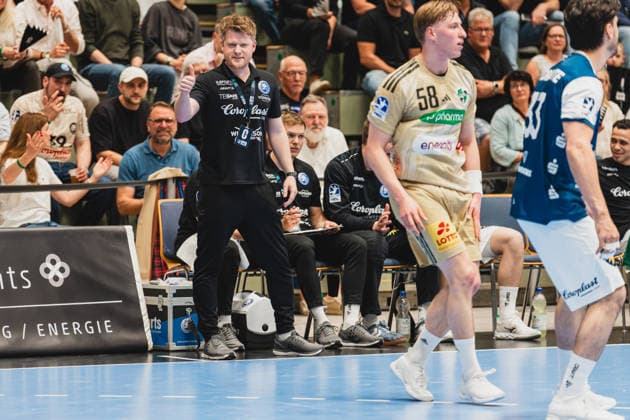 Daumen hoch von Arnor Por Gunnarsson (Bergischer HC, Trainer) Bergischer HC vs. TSV Hannover-Burgdorf, Handball, Daikin 1.HBL, 30.Spieltag, Saison 2025 26, 02.04.2026, Bergischer HC vs. TSV Hannover-Burgdorf, Handball, Daikin 1.HBL, 30.Spieltag, Saison 2025 26, 02.04.2026 Wuppertal Copyright: xEibner-Pressefoto LukasxBaldygax EP_LBA