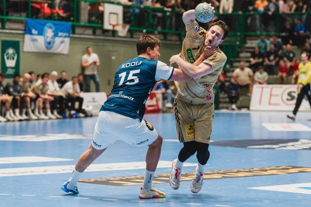 Lars Kooij (Bergischer HC, 15) greift im Zweikampf Leif Tissier (TSV Hannover-Burgdorf, 07) an den Hals Bergischer HC vs. TSV Hannover-Burgdorf, Handball, Daikin 1.HBL, 30.Spieltag, Saison 2025 26, 02.04.2026, Bergischer HC vs. TSV Hannover-Burgdorf, Handball, Daikin 1.HBL, 30.Spieltag, Saison 2025 26, 02.04.2026 Wuppertal Copyright: xEibner-Pressefoto LukasxBaldygax EP_LBA