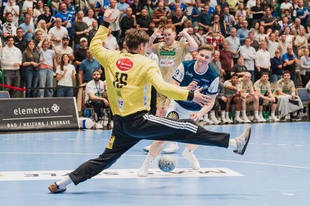 Simon Gade (TSV Hannover-Burgdorf, 16) haelt den Wurf von Julian Fuchs (Bergischer HC, 46) Bergischer HC vs. TSV Hannover-Burgdorf, Handball, Daikin 1.HBL, 30.Spieltag, Saison 2025 26, 02.04.2026, Bergischer HC vs. TSV Hannover-Burgdorf, Handball, Daikin 1.HBL, 30.Spieltag, Saison 2025 26, 02.04.2026 Wuppertal Copyright: xEibner-Pressefoto LukasxBaldygax EP_LBA
