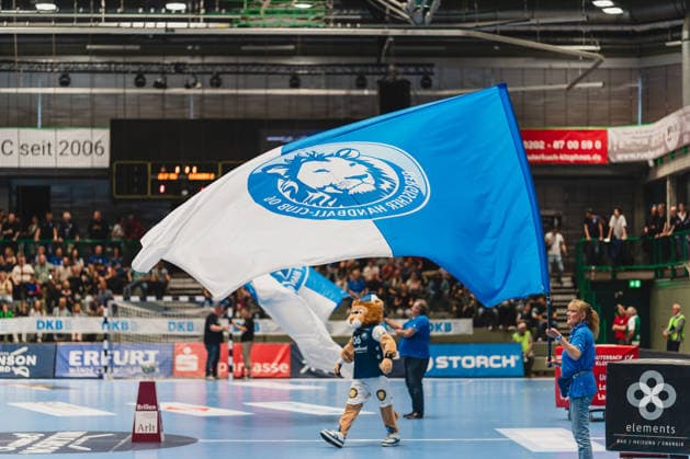 Bergi (Bergischer HC, Maskottchen) steht unter der Fahne des Vereins Bergischer HC vs. TSV Hannover-Burgdorf, Handball, Daikin 1.HBL, 30.Spieltag, Saison 2025 26, 02.04.2026, Bergischer HC vs. TSV Hannover-Burgdorf, Handball, Daikin 1.HBL, 30.Spieltag, Saison 2025 26, 02.04.2026 Wuppertal Copyright: xEibner-Pressefoto LukasxBaldygax EP_LBA