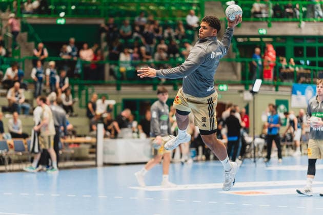 Luis Rodriguez (TSV Hannover-Burgdorf, 80) beim warm machen bei einem Sprungwurf Bergischer HC vs. TSV Hannover-Burgdorf, Handball, Daikin 1.HBL, 30.Spieltag, Saison 2025 26, 02.04.2026, Bergischer HC vs. TSV Hannover-Burgdorf, Handball, Daikin 1.HBL, 30.Spieltag, Saison 2025 26, 02.04.2026 Wuppertal Copyright: xEibner-Pressefoto LukasxBaldygax EP_LBA