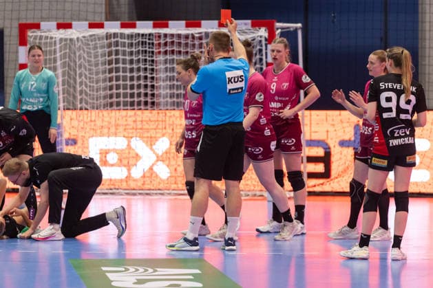 Rote Karte Nele Franz (TuS Metzingen, 10) GER, BSV Sachsen-Zwickau vs. TuS Metzingen, Handball, Frauen, 1. Bundesliga, Spieltag 3, Saison 2025 2026, 02.05.2026 GER, BSV Sachsen-Zwickau vs. TuS Metzingen, Handball, Frauen, 1. Bundesliga, Spieltag 3, Saison 2025 2026, 02.05.2026 Zwickau Copyright: xEibner-Pressefoto MarkoxUngerx EP_EER