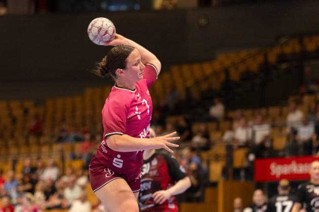 Wurf Sabrina Tröster (TuS Metzingen, 07) GER, BSV Sachsen-Zwickau vs. TuS Metzingen, Handball, Frauen, 1. Bundesliga, Spieltag 3, Saison 2025 2026, 02.05.2026 GER, BSV Sachsen-Zwickau vs. TuS Metzingen, Handball, Frauen, 1. Bundesliga, Spieltag 3, Saison 2025 2026, 02.05.2026 Zwickau Copyright: xEibner-Pressefoto MarkoxUngerx EP_EER