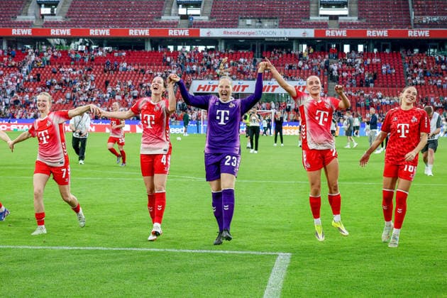 02.05.2026, xsscx, Frauen Fussball, 1. FC Köln - Werder Bremen, 1. Fussball Bundesliga, 24. Spieltag, RheinEnergie-Stadion, Saison 2025 2026: Die Mannschaft des 1. FC Köln feiert ihren Sieg zum 3:0 mit Anna-Lena Stolze (1. FC Köln 7), Sara Agrez (1. FC Köln 4), Aurora Mikalsen (1. FC Köln 23), Vanessa Leimenstoll (1. FC Köln 29), Zö Hasenauer (1. FC Köln 16)DFB regulations prohibit any use of photographs as image sequences and or quasi-video. Photo: xSandraxScherningxPressefotoKochx Nordrhein-Westfalen Germany