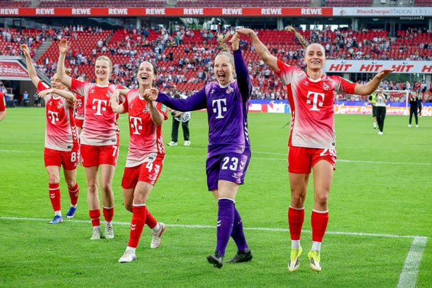 02.05.2026, xsscx, Frauen Fussball, 1. FC Köln - Werder Bremen, 1. Fussball Bundesliga, 24. Spieltag, RheinEnergie-Stadion, Saison 2025 2026: Die Mannschaft des 1. FC Köln feiert ihren Sieg zum 3:0 mit Laura Vogt (1. FC Köln 8), Anna-Lena Stolze (1. FC Köln 7), Sara Agrez (1. FC Köln 4), Aurora Mikalsen (1. FC Köln 23), Vanessa Leimenstoll (1. FC Köln 29) DFB regulations prohibit any use of photographs as image sequences and or quasi-video. Photo: xSandraxScherningxPressefotoKochx Nordrhein-Westfalen Germany