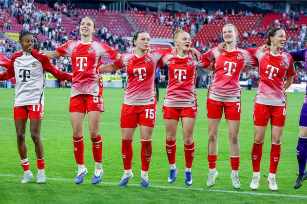 02.05.2026, xsscx, Frauen Fussball, 1. FC Köln - Werder Bremen, 1. Fussball Bundesliga, 24. Spieltag, RheinEnergie-Stadion, Saison 2025 2026: Die Mannschaft des 1. FC Köln feiert ihren Sieg zum 3:0 mit Lydia Andrade (1. FC Köln 17), Celina Degen (1. FC Köln 5), Amelie Bohnen (1. FC Köln 15), Laura Vogt (1. FC Köln 8), Anna-Lena Stolze (1. FC Köln 7), Sara Agrez (1. FC Köln 4) DFB regulations prohibit any use of photographs as image sequences and or quasi-video. Photo: xSandraxScherningxPressefotoKochx Nordrhein-Westfalen Germany