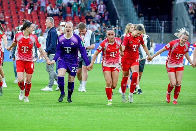 02.05.2026, xsscx, Frauen Fussball, 1. FC Köln - Werder Bremen, 1. Fussball Bundesliga, 24. Spieltag, RheinEnergie-Stadion, Saison 2025 2026: Die Mannschaft des 1. FC Köln feiert ihren Sieg zum 3:0 mit Sara Agrez (1. FC Köln 4), Aurora Mikalsen (1. FC Köln 23), Vanessa Leimenstoll (1. FC Köln 29), Zö Hasenauer (1. FC Köln 16) DFB regulations prohibit any use of photographs as image sequences and or quasi-video. Photo: xSandraxScherningxPressefotoKochx Nordrhein-Westfalen Germany