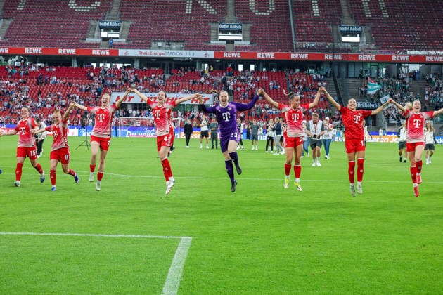 02.05.2026, xsscx, Frauen Fussball, 1. FC Köln - Werder Bremen, 1. Fussball Bundesliga, 24. Spieltag, RheinEnergie-Stadion, Saison 2025 2026: Die Mannschaft des 1. FC Köln feiert ihren Sieg zum 3:0 mit Amelie Bohnen (1. FC Köln 15), Laura Vogt (1. FC Köln 8), Anna-Lena Stolze (1. FC Köln 7), Sara Agrez (1. FC Köln 4), Aurora Mikalsen (1. FC Köln 23), Vanessa Leimenstoll (1. FC Köln 29), Zö Hasenauer (1. FC Köln 16) DFB regulations prohibit any use of photographs as image sequences and or quasi-video. Photo: xSandraxScherningxPressefotoKochx Nordrhein-Westfalen Germany