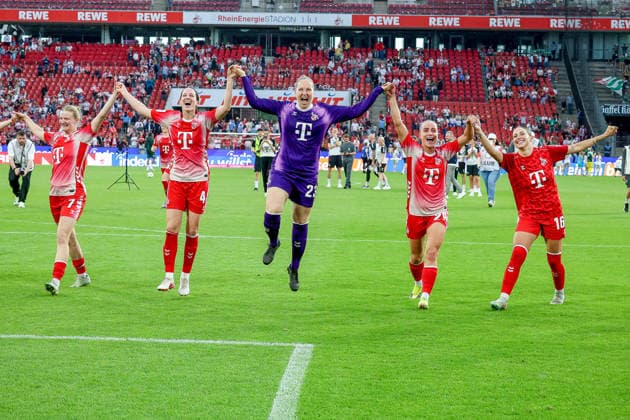 02.05.2026, xsscx, Frauen Fussball, 1. FC Köln - Werder Bremen, 1. Fussball Bundesliga, 24. Spieltag, RheinEnergie-Stadion, Saison 2025 2026: Die Mannschaft des 1. FC Köln feiert ihren Sieg zum 3:0 mit Anna-Lena Stolze (1. FC Köln 7), Sara Agrez (1. FC Köln 4), Aurora Mikalsen (1. FC Köln 23), Vanessa Leimenstoll (1. FC Köln 29), Zö Hasenauer (1. FC Köln 16)DFB regulations prohibit any use of photographs as image sequences and or quasi-video. Photo: xSandraxScherningxPressefotoKochx Nordrhein-Westfalen Germany