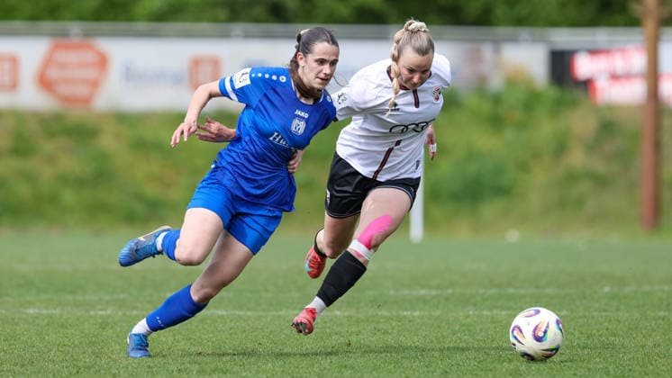 v.li.: Marie Bleil (SV Meppen, 7) und Jenny Beyer (FC Ingolstadt, 8) im Zweikampf, Duell, Dynamik, Aktion, Action, Spielszene, DIE DFB-RICHTLINIEN UNTERSAGEN JEGLICHE NUTZUNG VON FOTOS ALS SEQUENZBILDER UND ODER VIDEOÄHNLICHE FOTOSTRECKEN. DFB REGULATIONS PROHIBIT ANY USE OF PHOTOGRAPHS AS IMAGE SEQUENCES AND OR QUASI-VIDEO., 03.05.2026, Meppen (Deutschland), Fussball, 2. Frauen-Bundesliga, SV Meppen - FC Ingolstadt 04