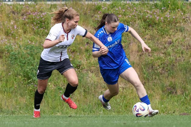 v.li.: Leonie Haberäcker (FC Ingolstadt, 27) und Marleen Kropp (SV Meppen, 9) im Zweikampf, Duell, Dynamik, Aktion, Action, Spielszene, DIE DFB-RICHTLINIEN UNTERSAGEN JEGLICHE NUTZUNG VON FOTOS ALS SEQUENZBILDER UND ODER VIDEOÄHNLICHE FOTOSTRECKEN. DFB REGULATIONS PROHIBIT ANY USE OF PHOTOGRAPHS AS IMAGE SEQUENCES AND OR QUASI-VIDEO., 03.05.2026, Meppen (Deutschland), Fussball, 2. Frauen-Bundesliga, SV Meppen - FC Ingolstadt 04